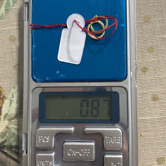 18karat Saudi Gold small loop earrings- pawnable & authentic gold. - Picture 2 of 2